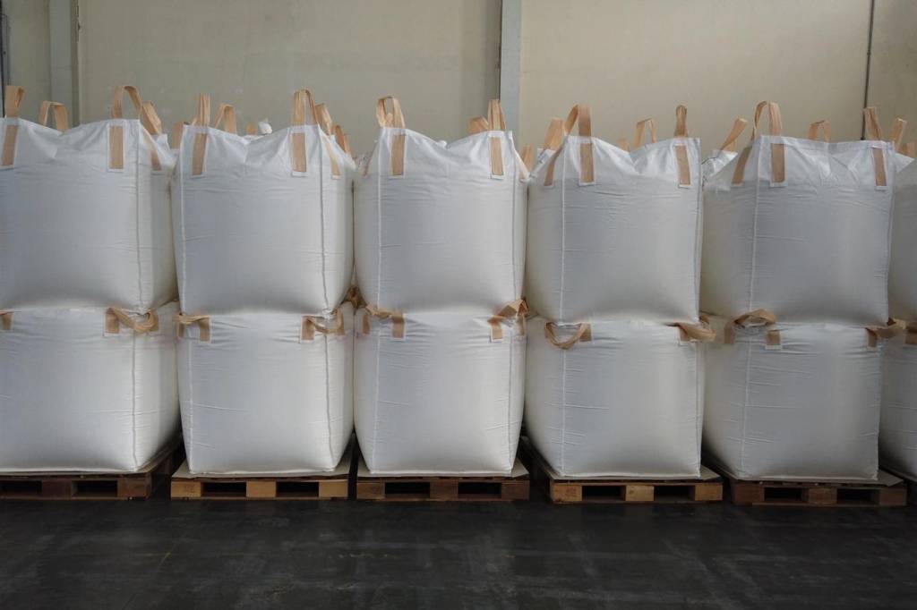 Canadian oats packed in bulk tote bags for container export